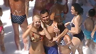 Horn-mad brunette desires to have a casual sex while being on vacation