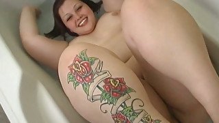 Extravagant BBW milk skinned teen masturbates in hot bathtub