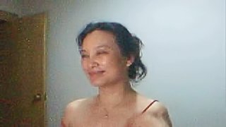 Mimi from China plays and shows on webcam