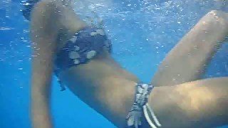 Underwater homemade video - my girlfriend's big ass in bikini undies