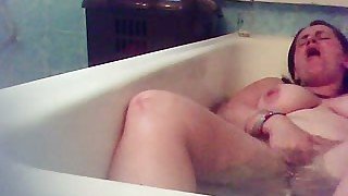 Chunky European girlfriend in her bath tub masturbating