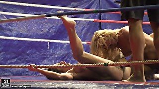 Angry wrestler Ivana Sugar is ready to show a great performance