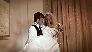 Groom watches concierge fucking his sexy blonde bride