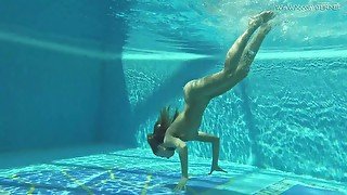 Beautiful Russian-French nympho Anna Zlatavlaska and her awesome underwater solo