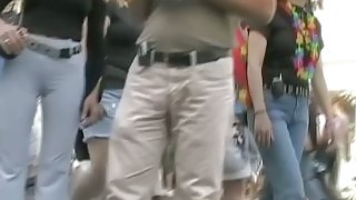 Bubble butt honey in tight white pants stars in a candid street vid