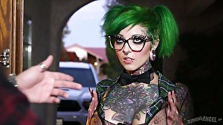 Extraordinary whore with green hair Sydnee Vicious gives her head and gets her twat rammed