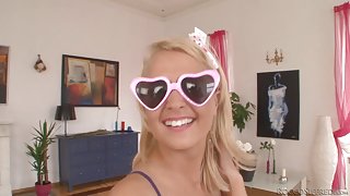 Sensual teen masturbates in a professional way