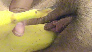 Nerdy brunette BBW fattie pokes her hairy cooch with banana