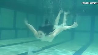 Sensual raven-haired looker unveils her curvy body under the water