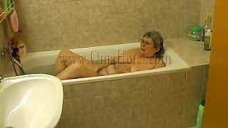 Fat old whore masturbates in the bath tub with anal beads