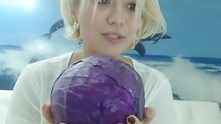 HOT BLONDE MILF IS PLAYFUL ON WEBCAM FOR SEX