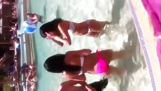 Nice Ass Shaking in Bikini
