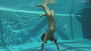 Sexy underwater solo show of long haired amateur babe is worth watching