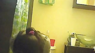 Amateur teen flashed her butt while pissing on toilet