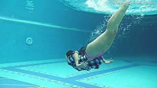 Bootylicious lusty hottie Sazan Chehards exposes her curves underwater