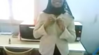Arab girl in hijab giving bj in office