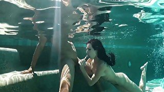 Sexy and curvy leggy beauty Aidra Fox sucks BBC under water