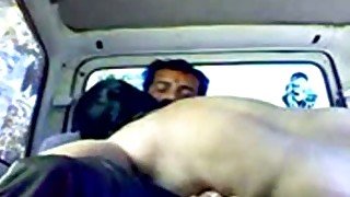 Seducing amateur Indian cutie for sex in the car on cam