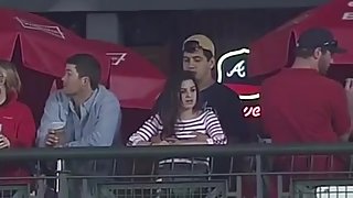 le tocca le tette durante una partita di baseball