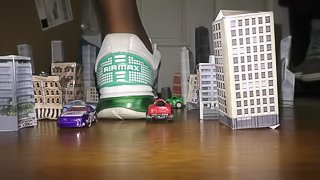 amaninheels - Giant Jogger Destroys the City (teaser).mpg