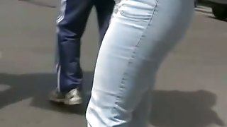 Candid sexy ass in tight jeans on the street