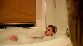 Sexy Amanda Gets Horny While Taking A Bubble Bath