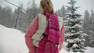 Adorable blonde wore a skirt in the snow to fuck her pussy