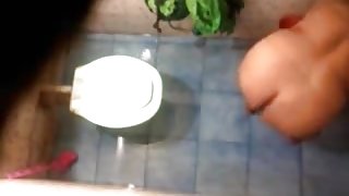 Hidden cam in toilet, filmed a hot ass bitch