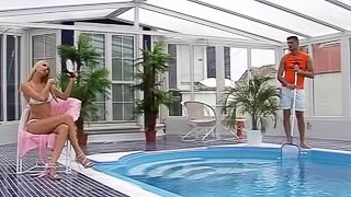 Poolboy and the bikini girl have blistering hot anal sex