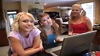 18Yo teen girls go lesbian - amateur porn