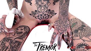 Inked vampire babe Amber Luke cums on Tremor sybian
