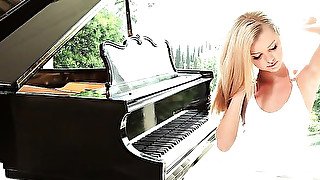 Blonde babe Jessie Rogers gives piano lessons