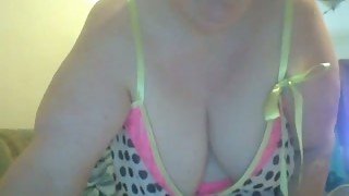 Kinky amateur preggo brags of her huge belly on webcam