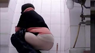 Voyeur pissing 66