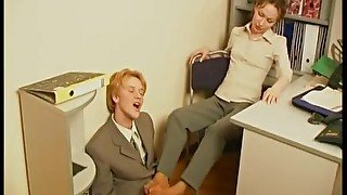 Milf boss Leila gets her feet excitingly kissed and fondled in office