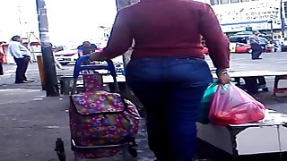 Una Milf de compras por la ciudad