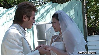 Asian bride Emi Koizumi gives a good blowjob after wedding