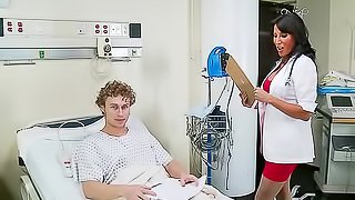 Doctor makes patient happy with her pussy