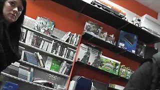 Geile Schnecke im Spieleladen - Hot Babe in Game Shop