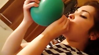 Malvina and green balloon POP