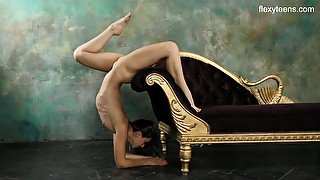 Flexible sporty girl Kim Nadara does some crazy stands and flashes cunt