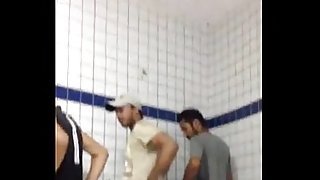 Follando en el wc p&uacute_blico