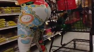 Spying mommy big ass in leggings