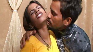Indian slut Vikky takes off her sari and wanks with dildo