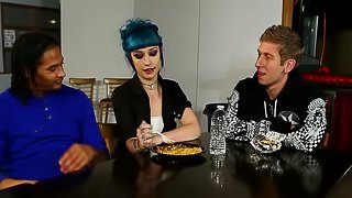 Lustful studs double team dainty pornstar in savory threesome