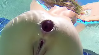 She take a big toy in her ass while swimming in the pool